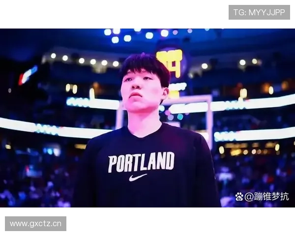 杨瀚森上场冷到骨子里，下了场像富豪度假相册，怎么看都有点格格不入